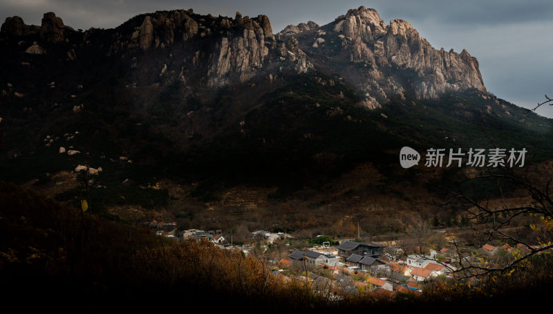 山间村落景观与巍峨山峰的景象