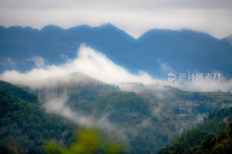 贵州沿河：雨雾乡村秋意浓