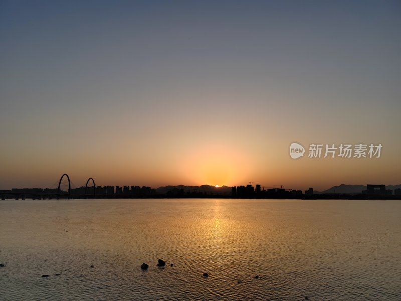 夕阳下城市水域与桥梁的静谧景象