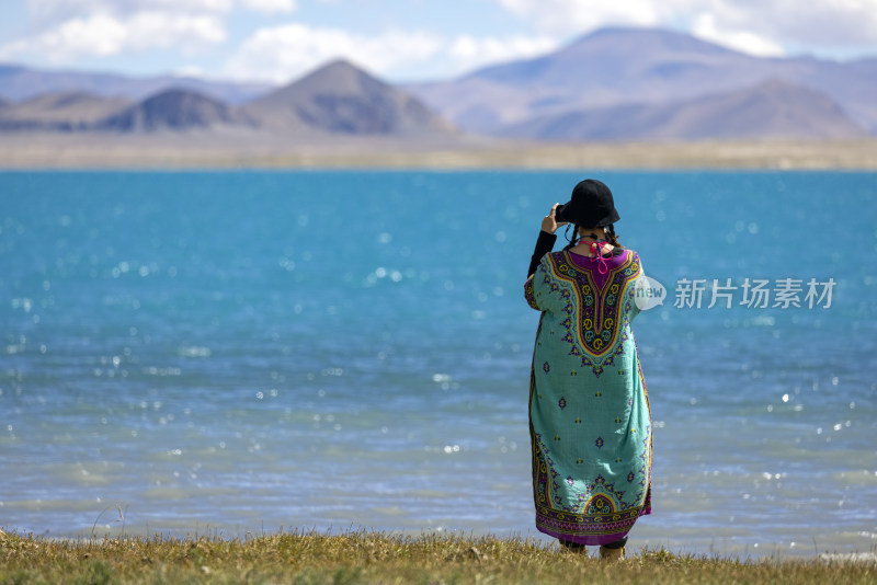 羊湖前女子着民族服饰赏湖景