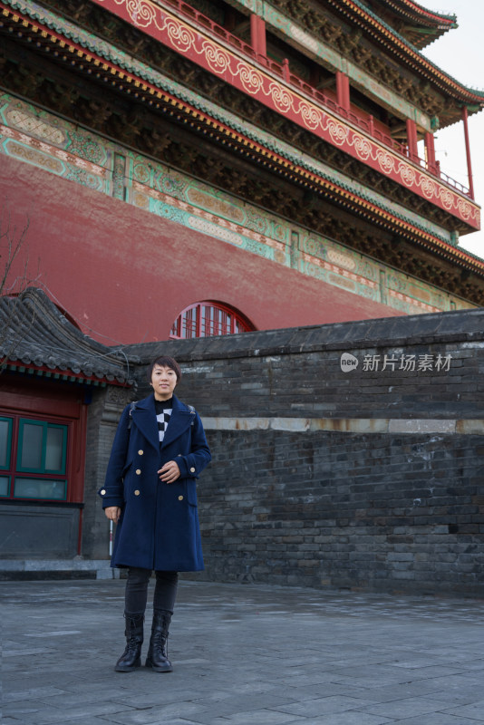 走过北京鼓楼城楼的亚洲女性