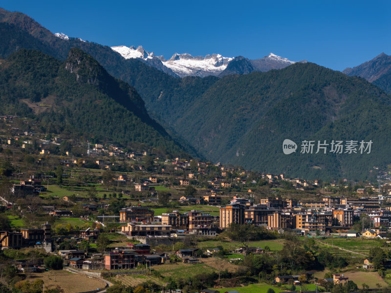 云南怒江傈僳族丙中洛人神共居秋色高空航拍