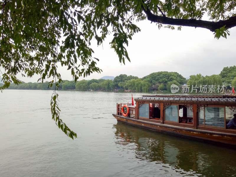 湖上中式游船风景