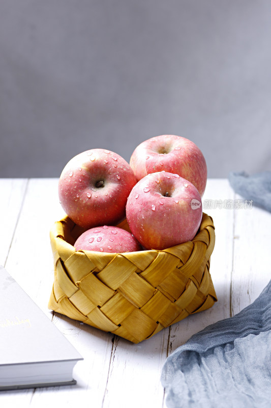 桌面上一篮子的新鲜水果红苹果
