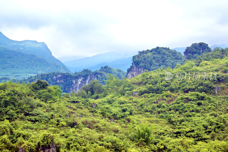 山峰云雾喀斯特风景自然户外