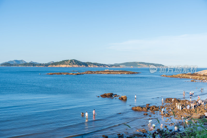 东山岛热闹的海滨沙滩场景