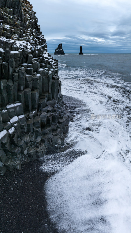 冰岛北极圈维克小镇黑沙滩岩石奇观雪景航拍