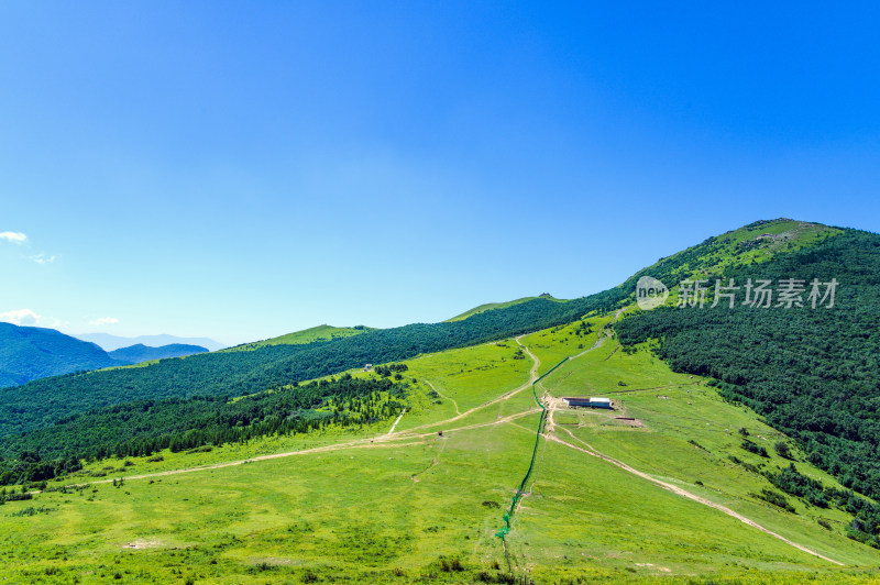 夏季蓝天白云绿色高山草甸群山大气风光