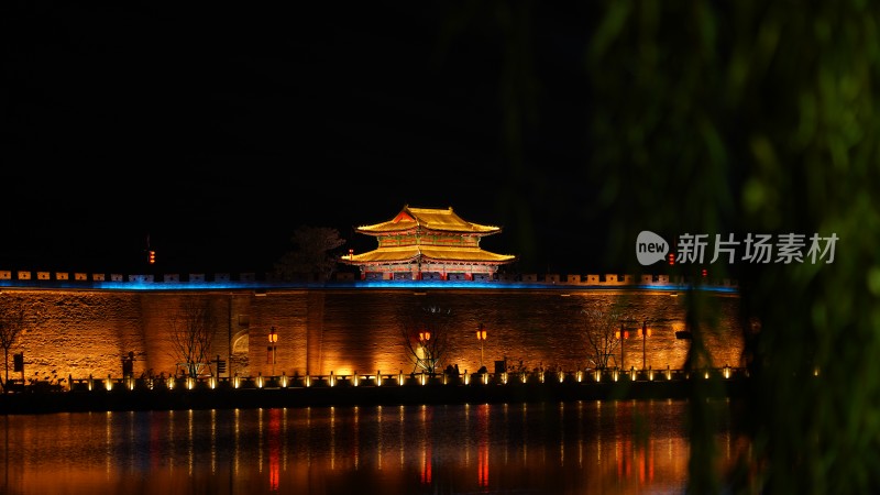 古城墙夜景灯光倒映在水面的景象