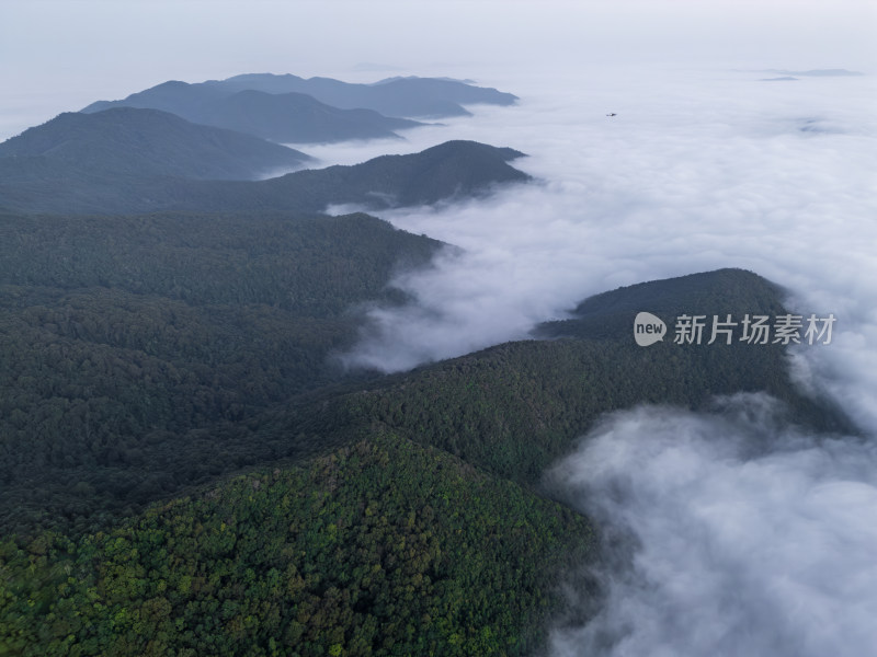 航拍云海之上的山峦