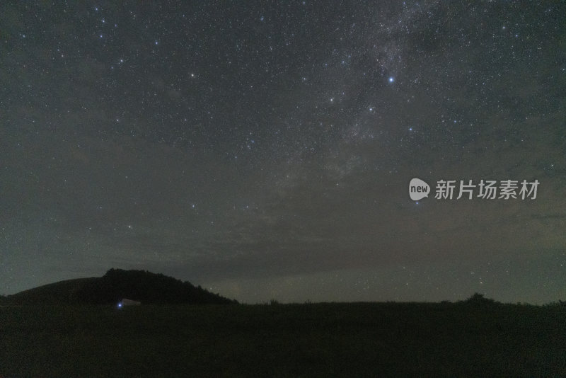 璀璨星空下的夜晚草地景象