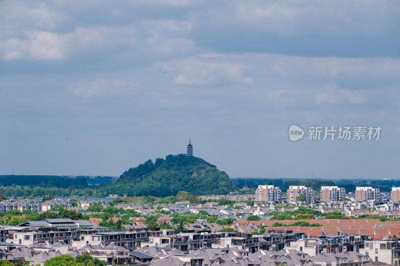 晴朗的午后，镇江北固山上眺望长江风景