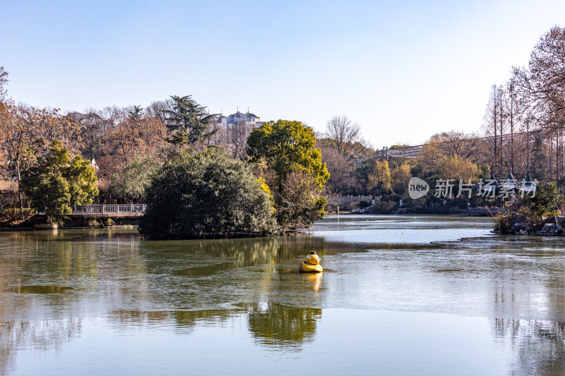 公园湖面小黄船风景