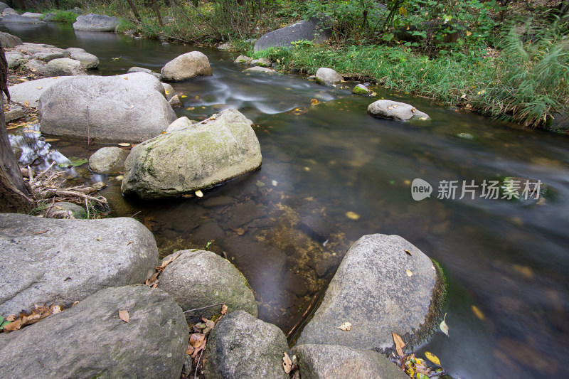 慢门摄影山涧溪水流动