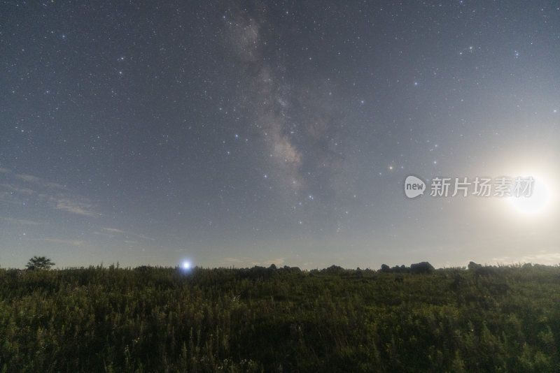 野外草地夜空璀璨星河的美丽景象