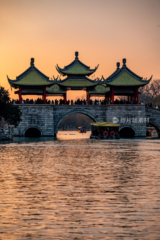 廋西湖五亭桥中式古桥与亭台楼阁黄昏景致