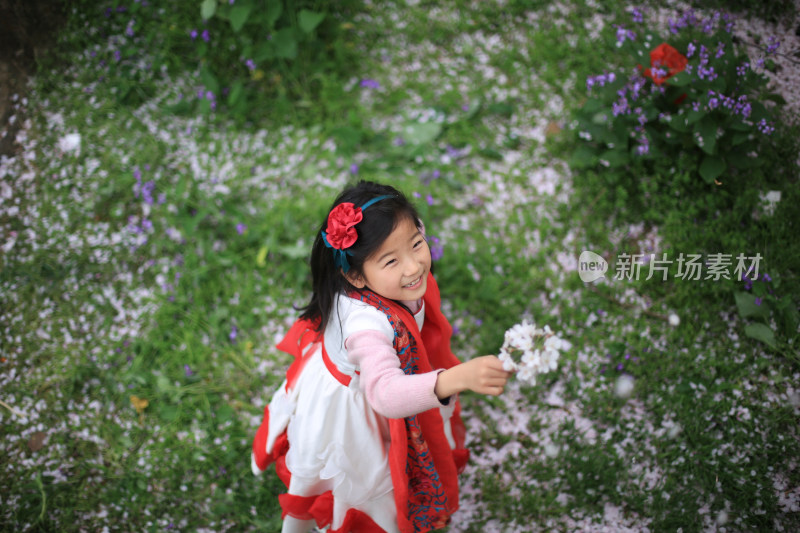 樱花树下开心玩耍的可爱微笑苏州女孩