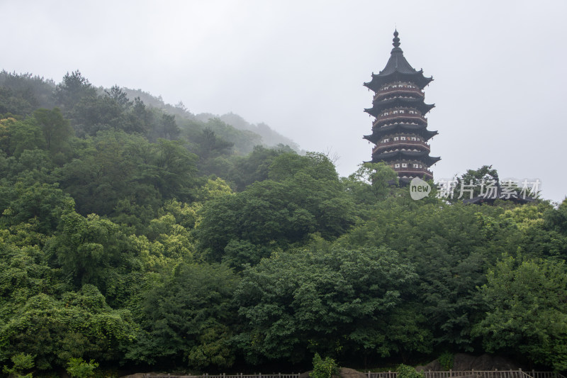 南京牛首山文化旅游区夏日山间云雾中的宝塔