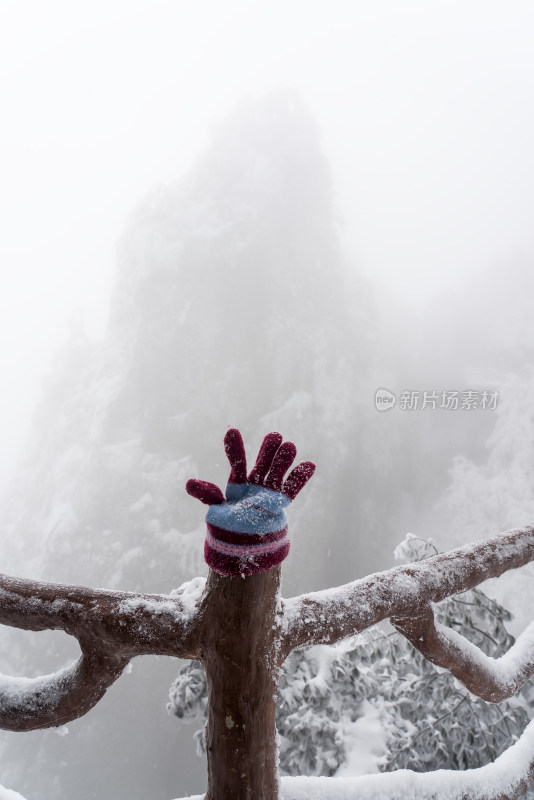 寒冷冬季景区雪后栈道