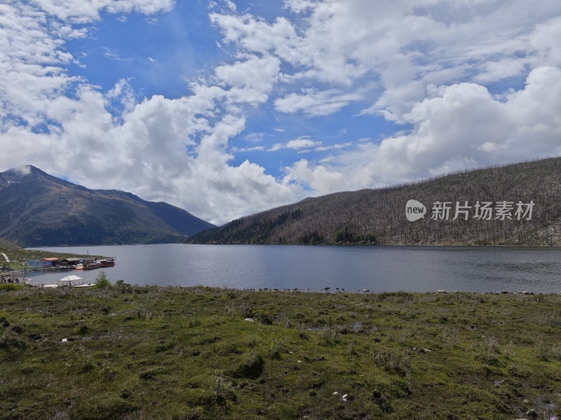 多云天空下的山水湖泊自然景观