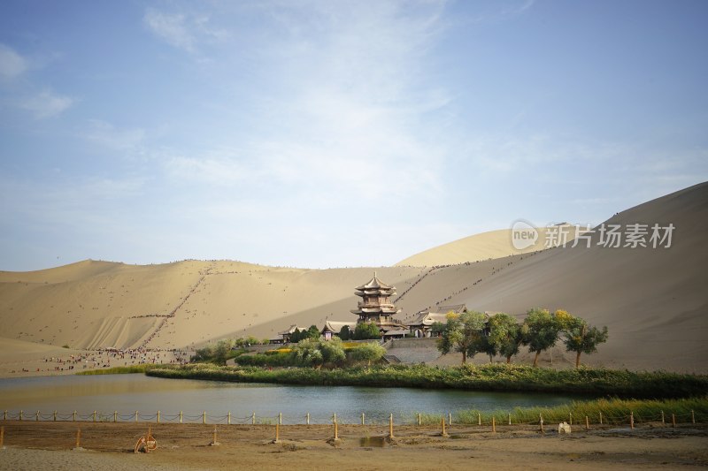 甘肃敦煌，鸣沙山月牙泉