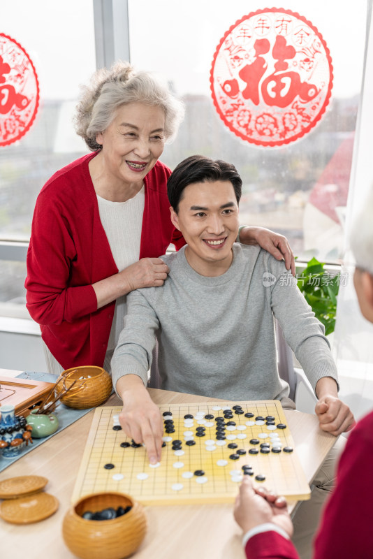 快乐的家庭喝茶下围棋