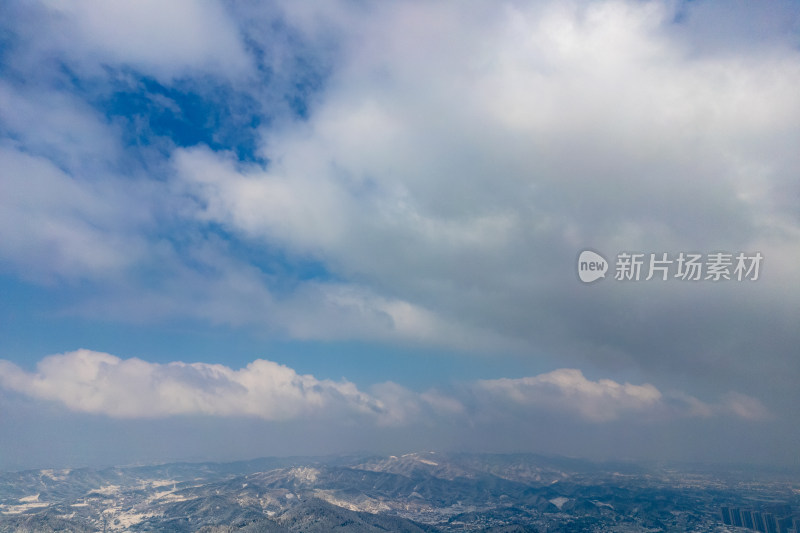 蓝天白云丘陵山川雪景航拍图