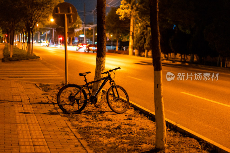 夜晚路边的自行车