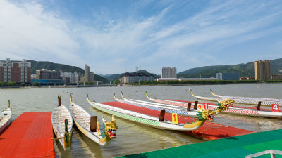 端午节河流水面上等待比赛的龙舟空镜头