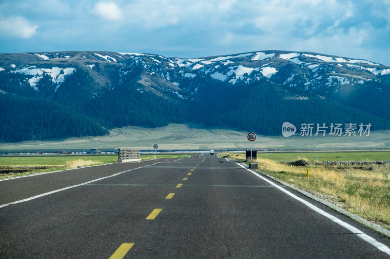 新疆赛里木湖通往雪山的公路