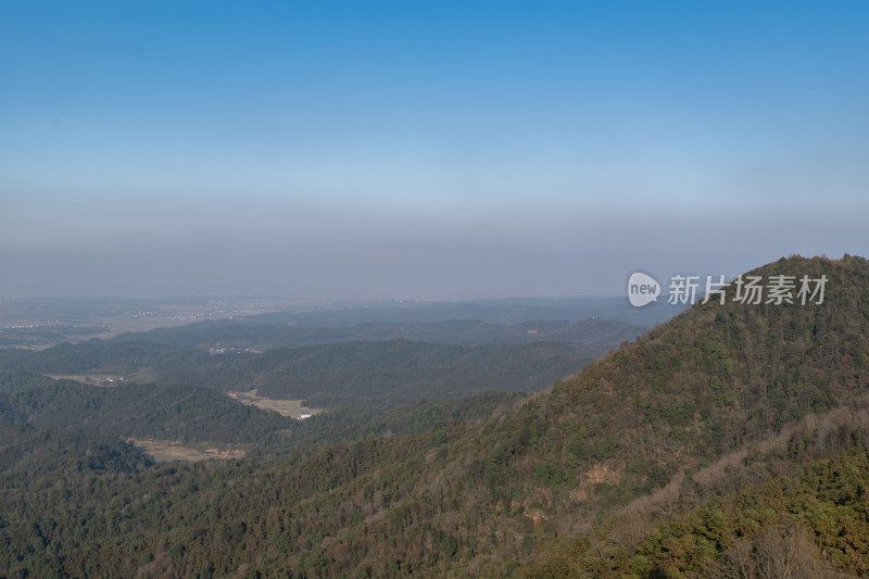 视野开阔的山林全景图