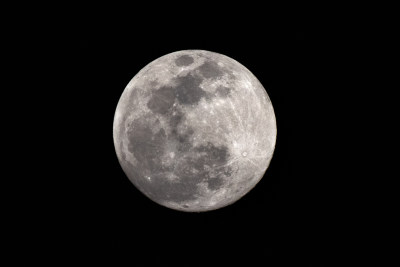 夜空下清晰明亮的满月景象