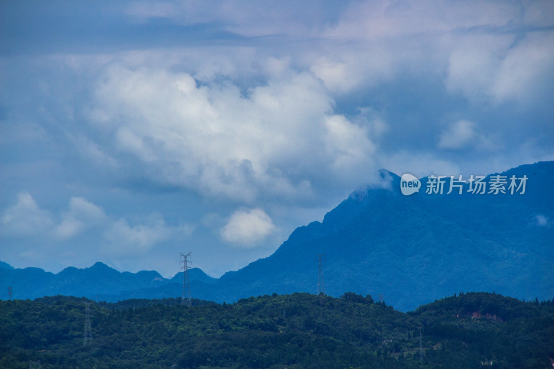 云雾缭绕的群山