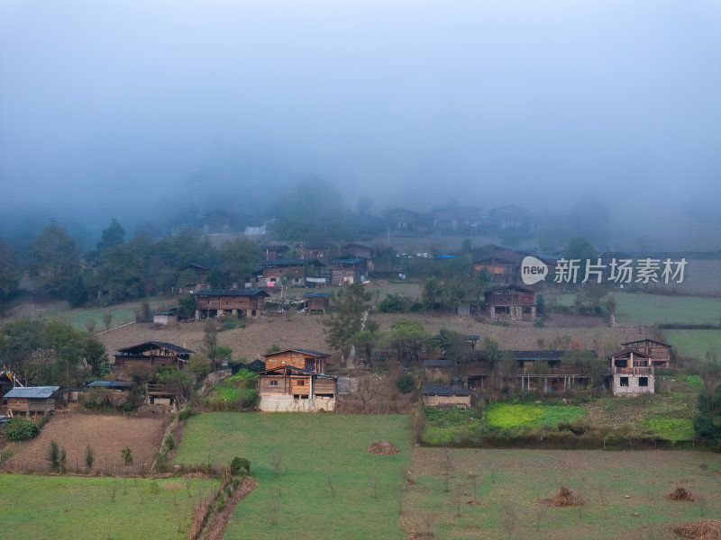 云南怒族傈僳族民俗雾里村晨雾航拍