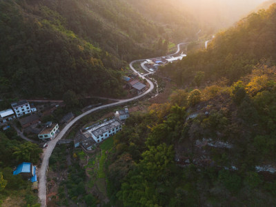 夕阳西下山峦倒影风景