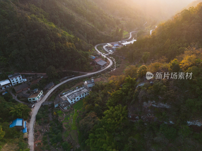 夕阳西下山峦倒影风景