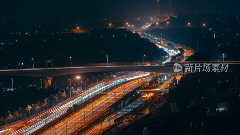 夜间立交桥与公路车流的璀璨景象