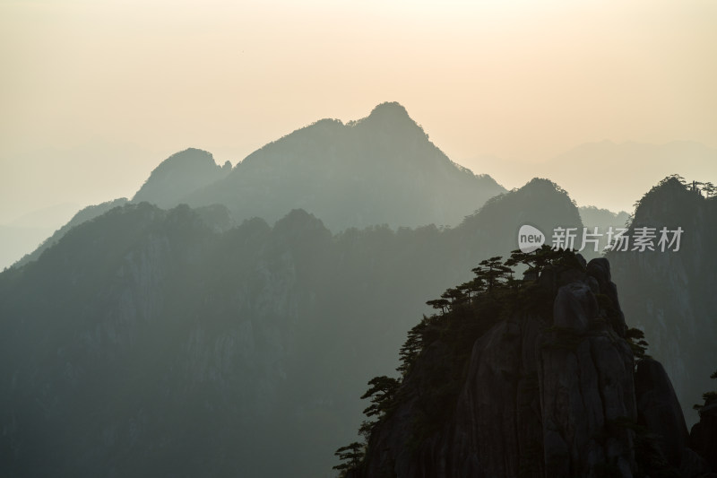 形态各异的山峰