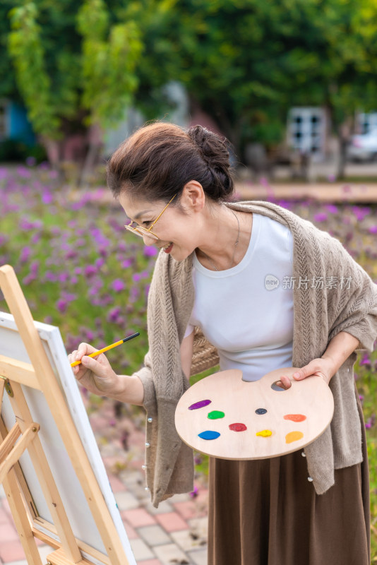 老年女人在画画