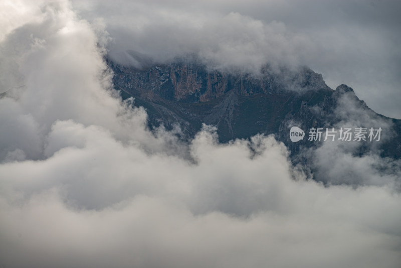 云雾中的森林山峰虎头山