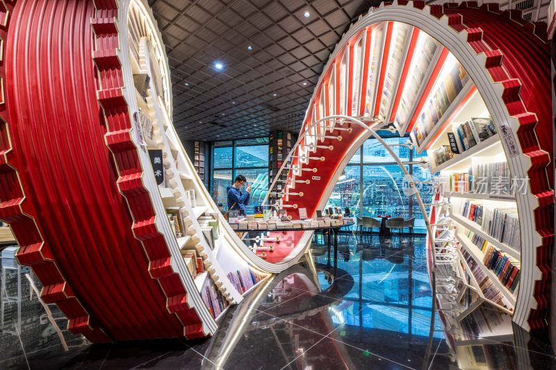 深圳钟书阁造型独特书店内人物阅读场景
