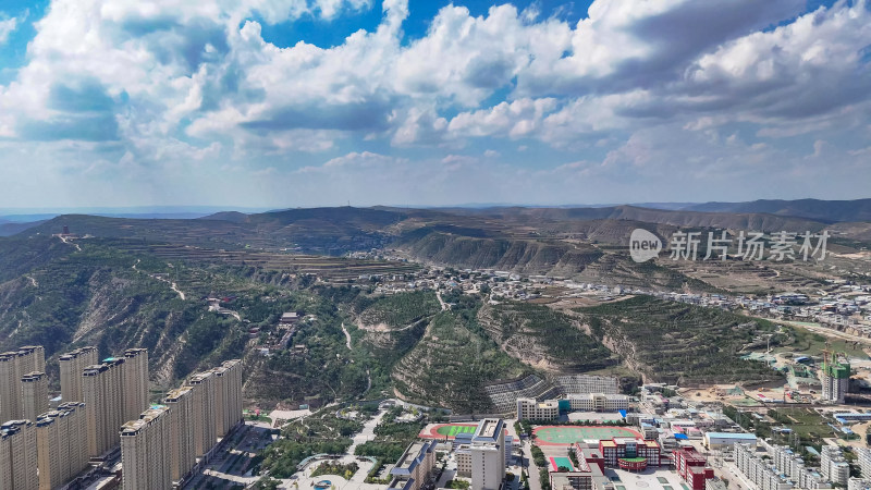 高原上的农业种植地甘肃定西航拍图