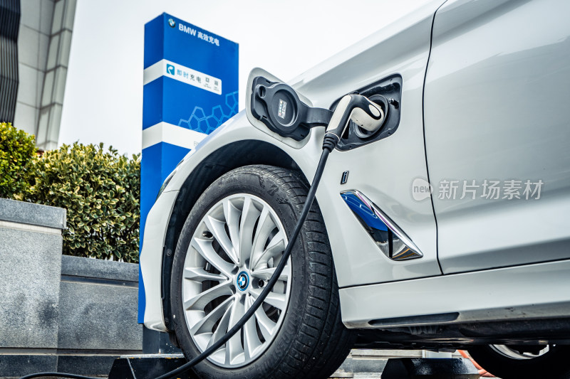 白色宝马汽车充电桩充电场景