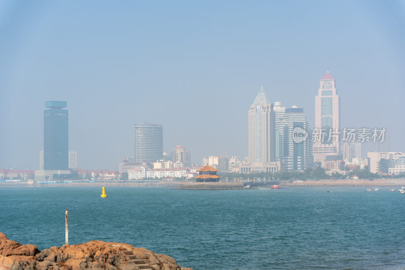 海滨城市高楼远景