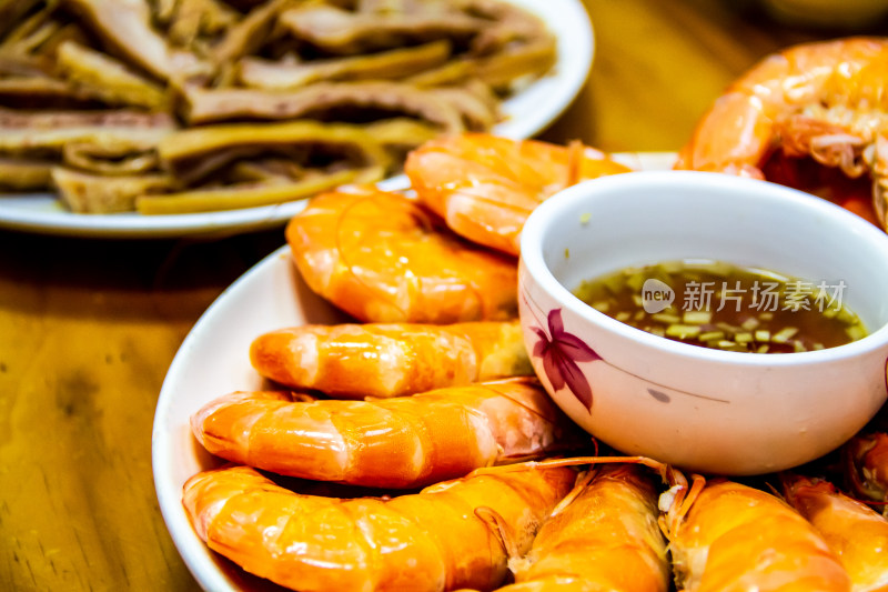 水煮大虾沾姜末青岛特色美食新鲜美味健康