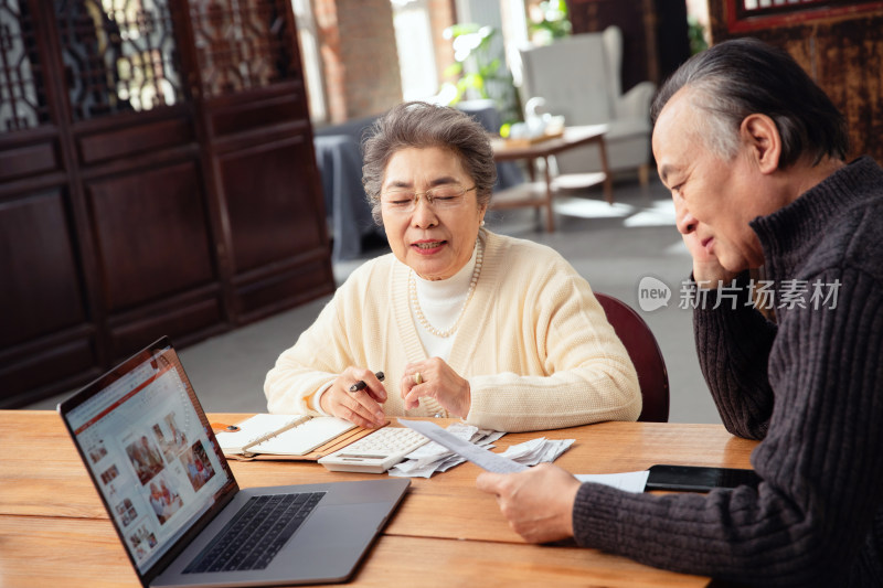 老年夫妇做养老金理财