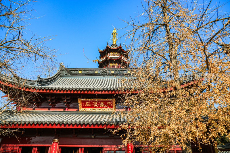 晴朗天空下的南京千年古刹鸡鸣寺