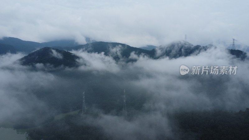 广东东莞：雨后银瓶山上空出现云海