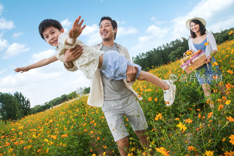 幸福家庭走在花海里