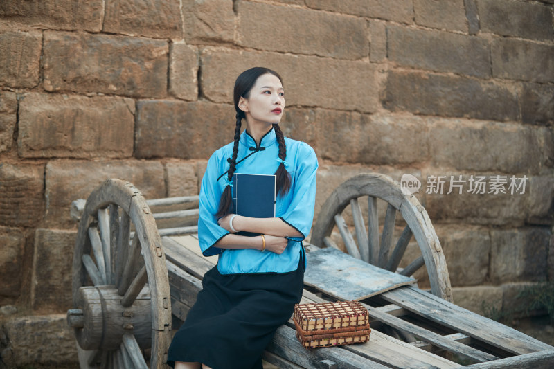 在古城身穿民国学生服饰的女大学生